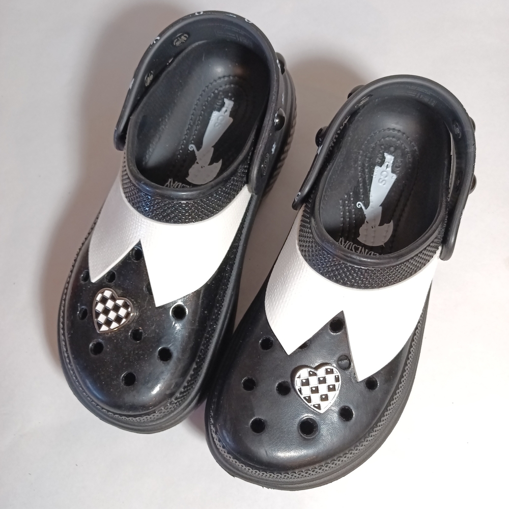 Crocs Wednesday Adams Stomp Clog Size 8 check heart jibbitz